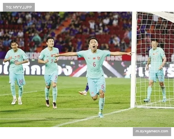 河南队球员围住裁判长时间交流 王上源表达判罚不满